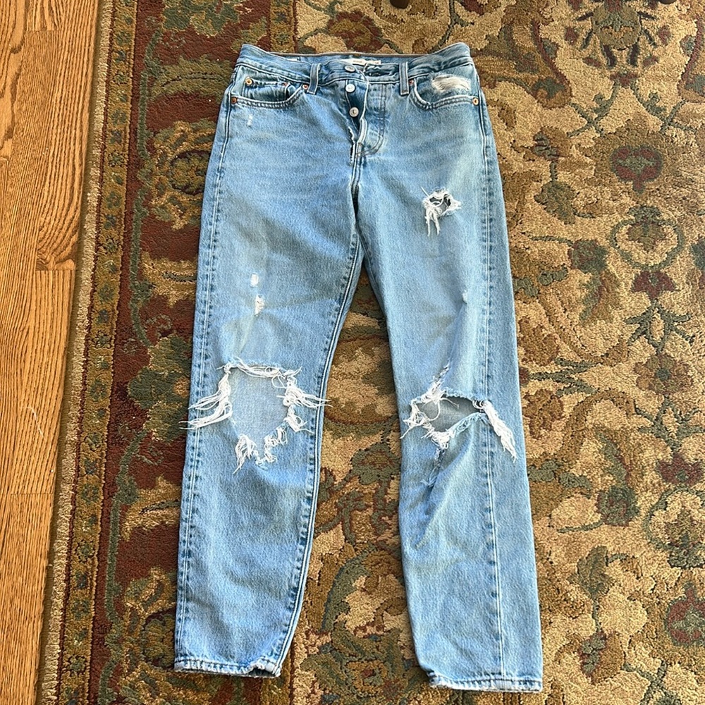Women’s Levi’s Wedgie Torn Jeans Size 26